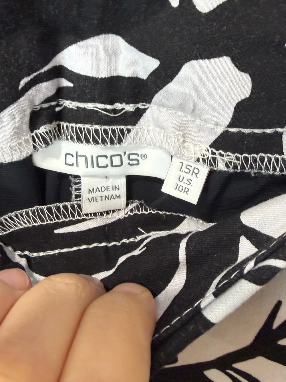 Chico’s Black & White Floral Slim Ankle Pants Size 1.5R (US 10R) - Picture 5 of 6